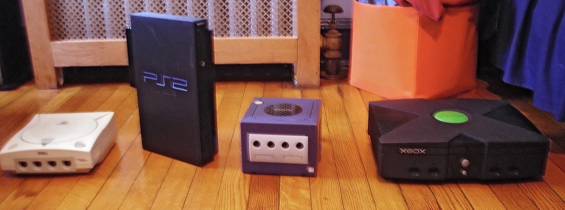 imagem de Diferentes plataformas de consoles (Dreamcast, PlayStation 2, GameCube e Xbox).