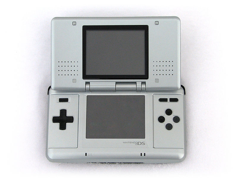 imagem de um Nintendo DS, lançado em 2004, o console portátil mais vendido da história.