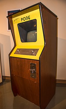 imagem de uma Máquina de arcade do jogo Pong de 1972, o primeiro grande sucesso dos jogos eletrônicos.